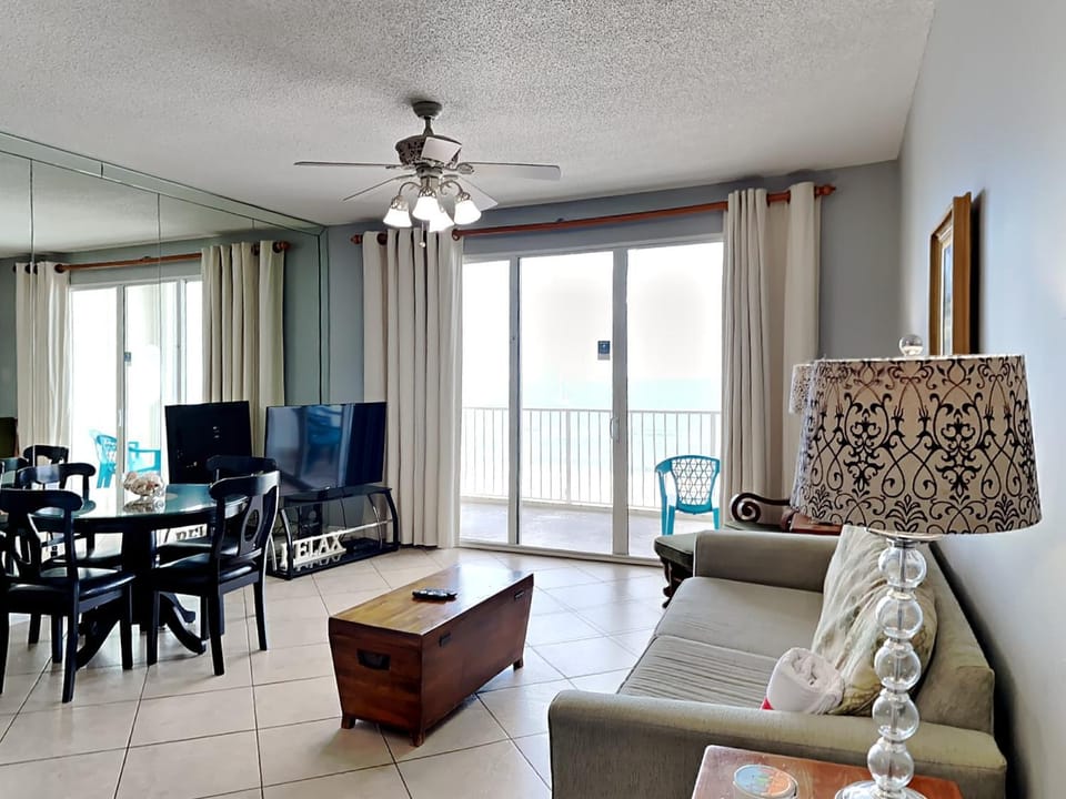 Balcony/Terrace, Living room, Seating area, Dining area, furniture