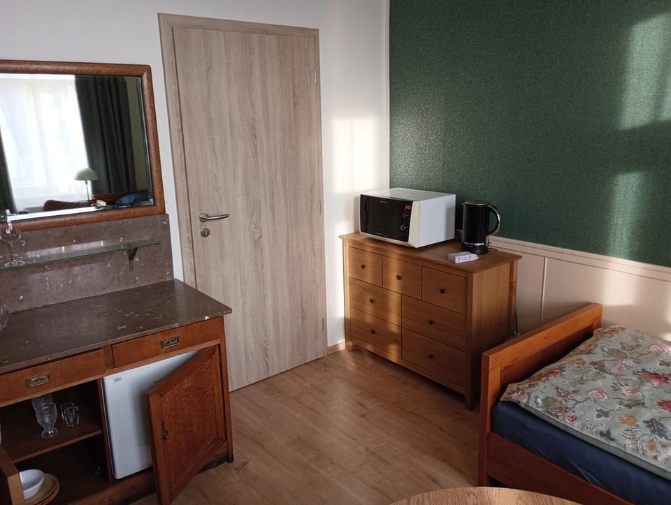 Bed, Kitchen or kitchenette, Living room, Seating area, Bedroom