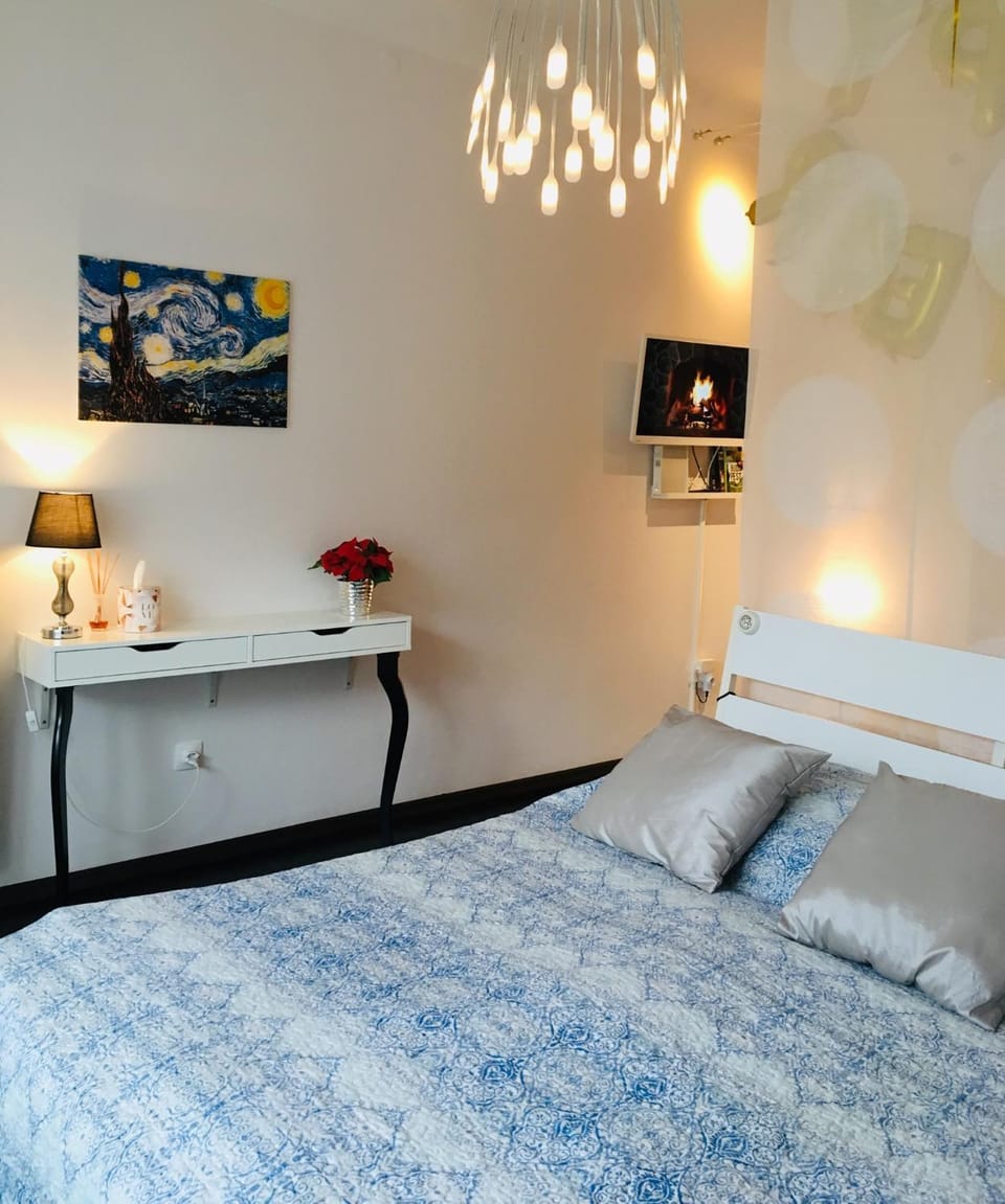 Bed, Day, TV and multimedia, Decorative detail, Bedroom, On site