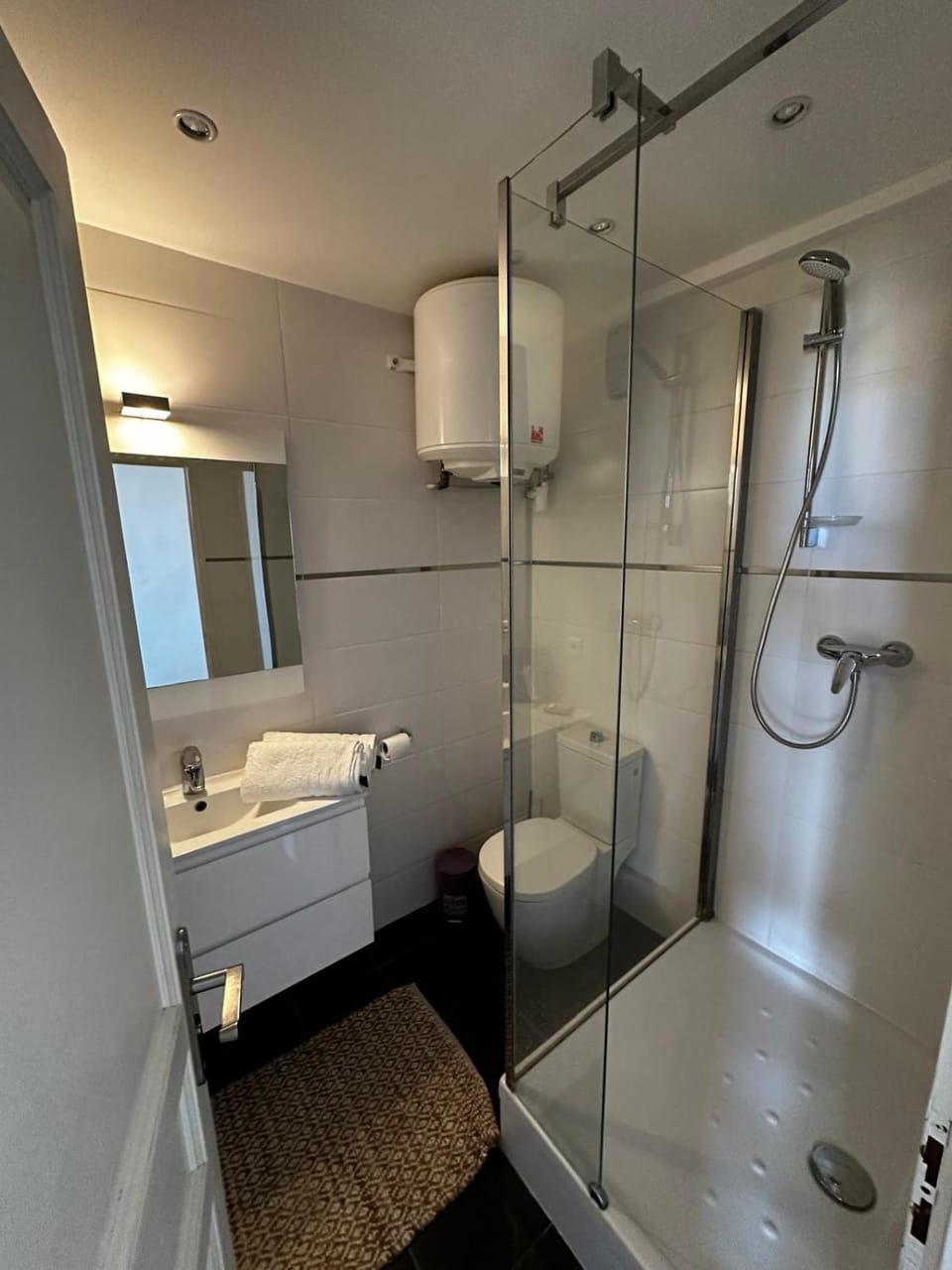 Shower, Toilet, Bathroom, towels