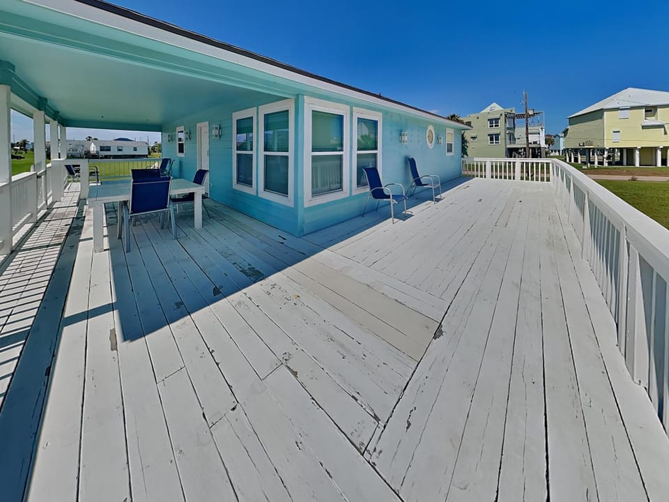 Property building, Patio, Neighbourhood, Balcony/Terrace, Seating area