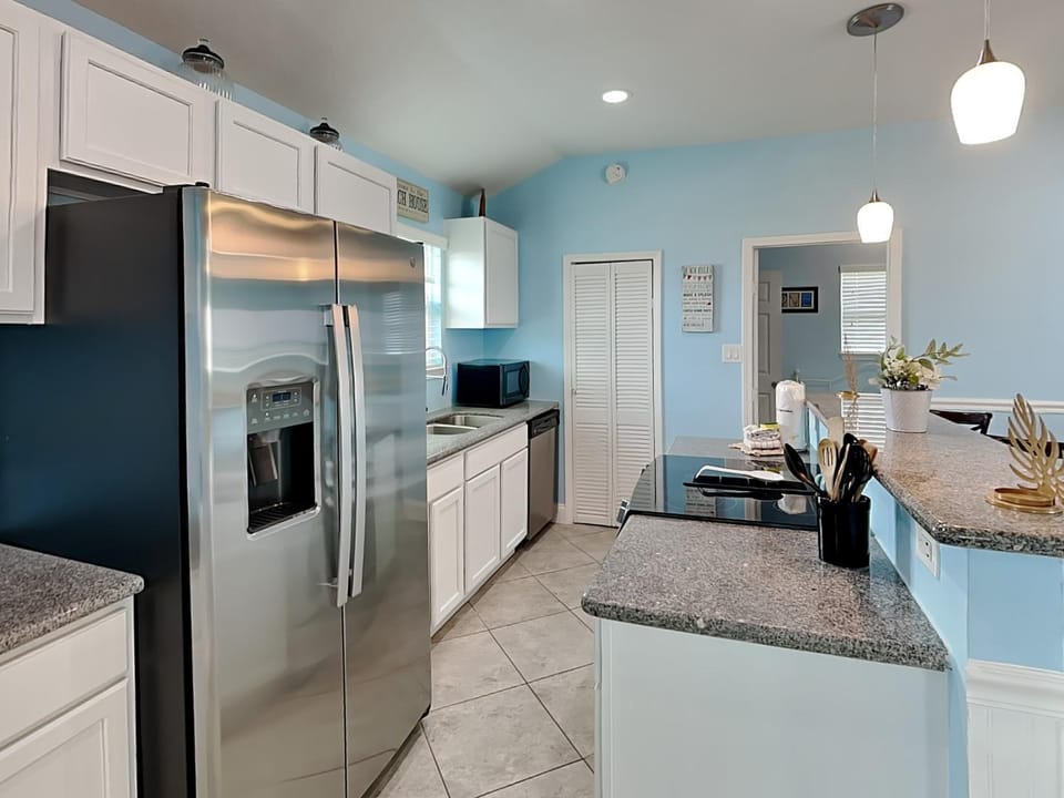Kitchen or kitchenette, microwave, kitchen