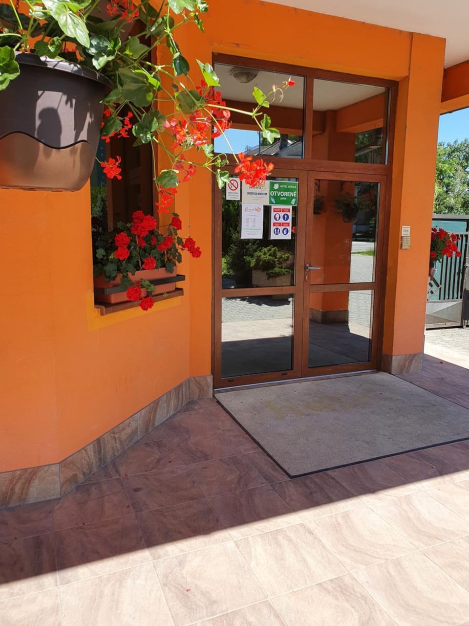 Facade/entrance