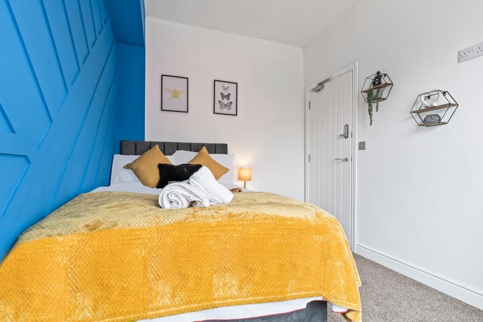 Bed, Bedroom, towels