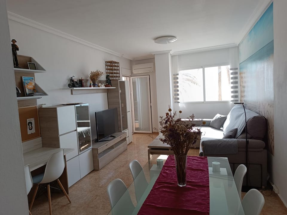 TV and multimedia, Living room, Seating area, Dining area