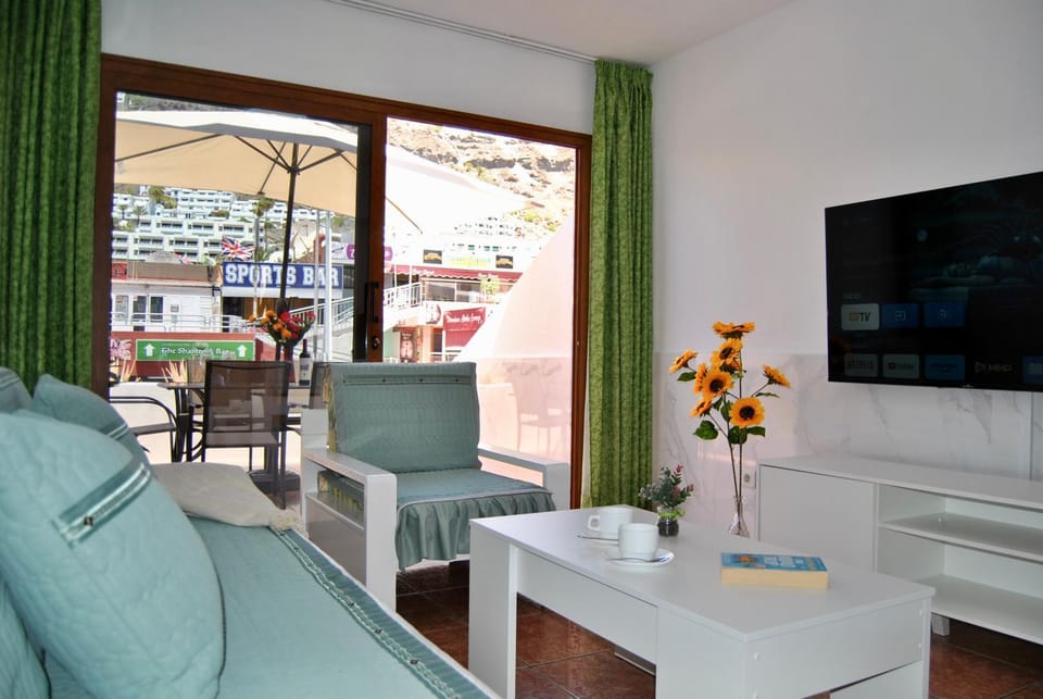 Communal lounge/ TV room, Living room, Seating area