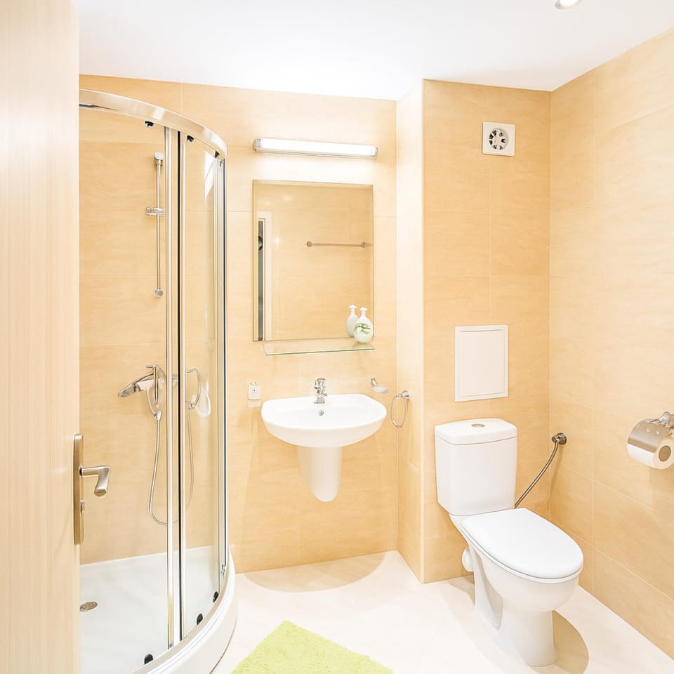 Shower, Toilet