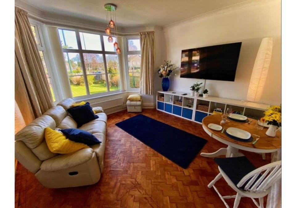 TV and multimedia, Living room, Seating area, Dining area, Garden view