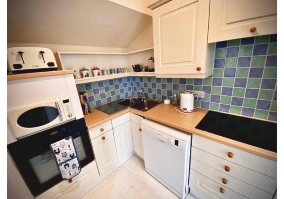 Coffee/tea facilities, dishwasher, microwave, oven, stove, toaster, kitchen