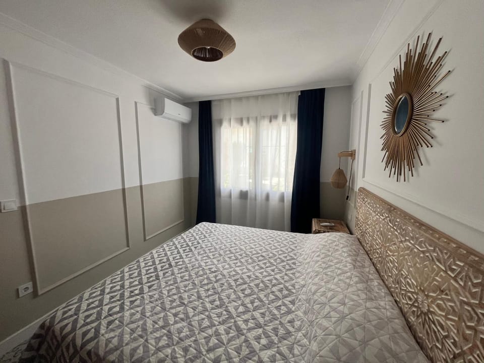 Bed, Photo of the whole room, Bedroom, air conditioner