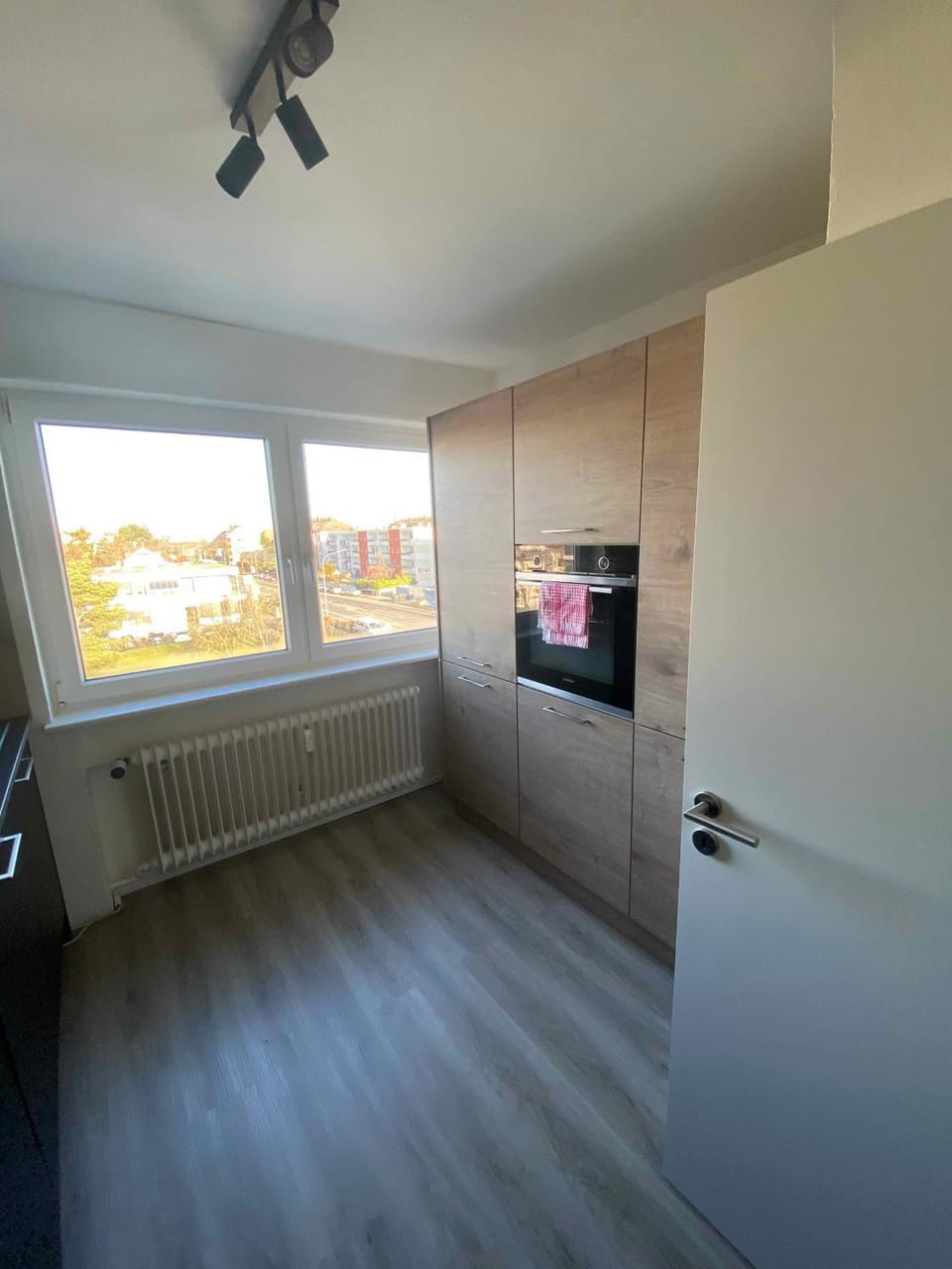 Kitchen or kitchenette, oven