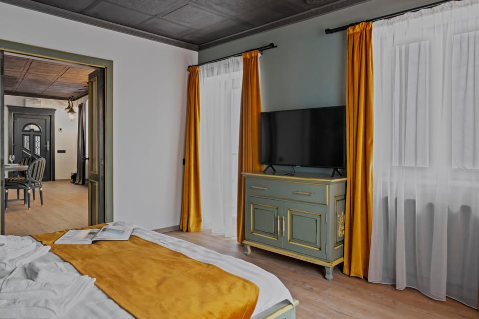 Bed, TV and multimedia, Photo of the whole room, Bedroom