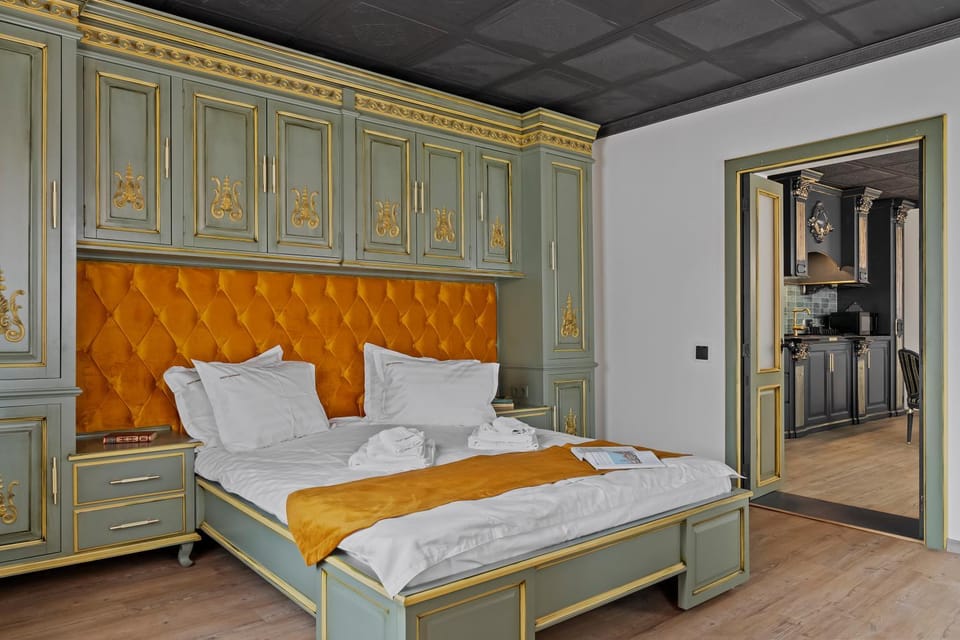 Bed, Photo of the whole room, towels, wardrobe