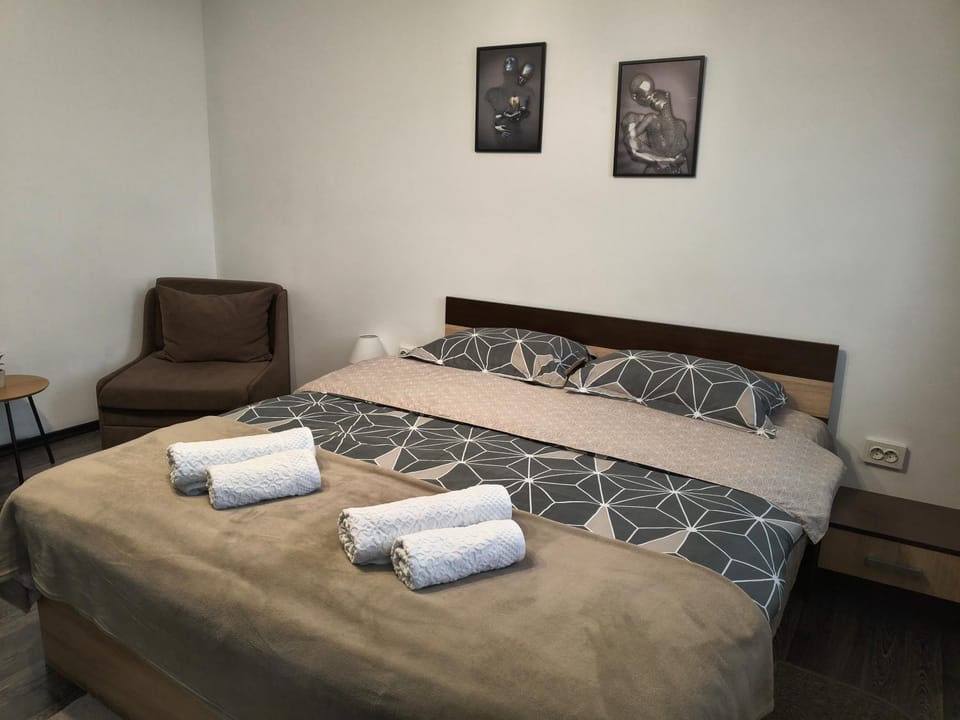 Bed, Bedroom, towels