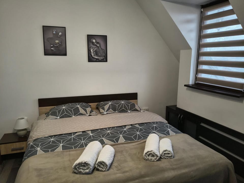 Bed, Bedroom, towels