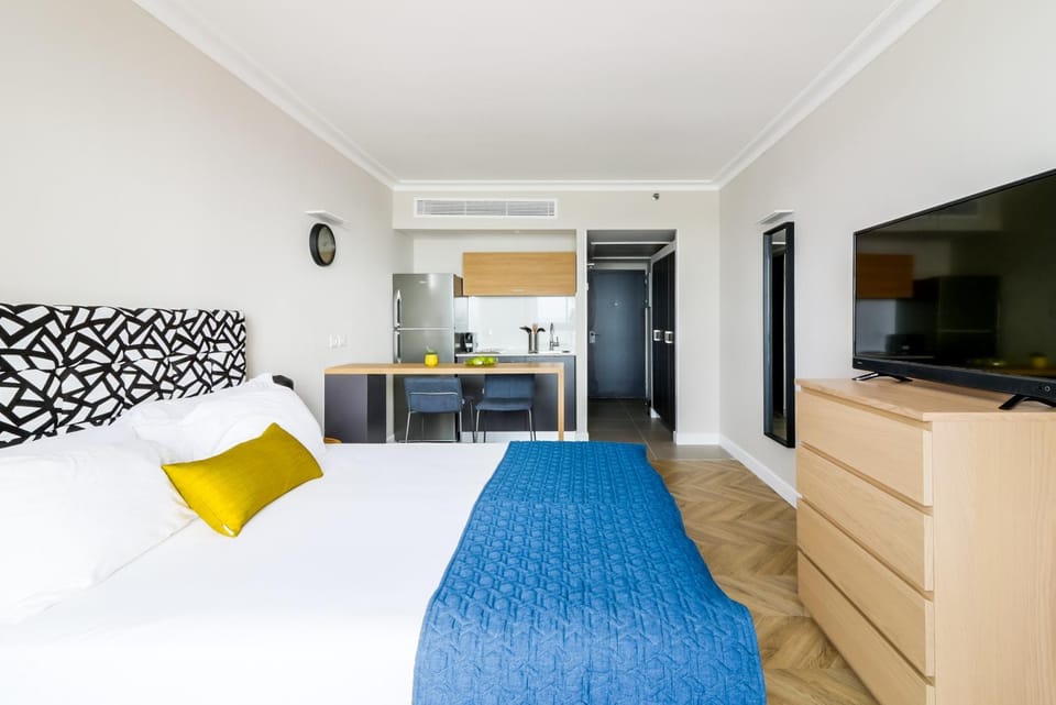 Kitchen or kitchenette, Dining area, Bedroom
