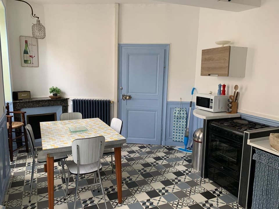 Kitchen or kitchenette, Dining area, oven, stove