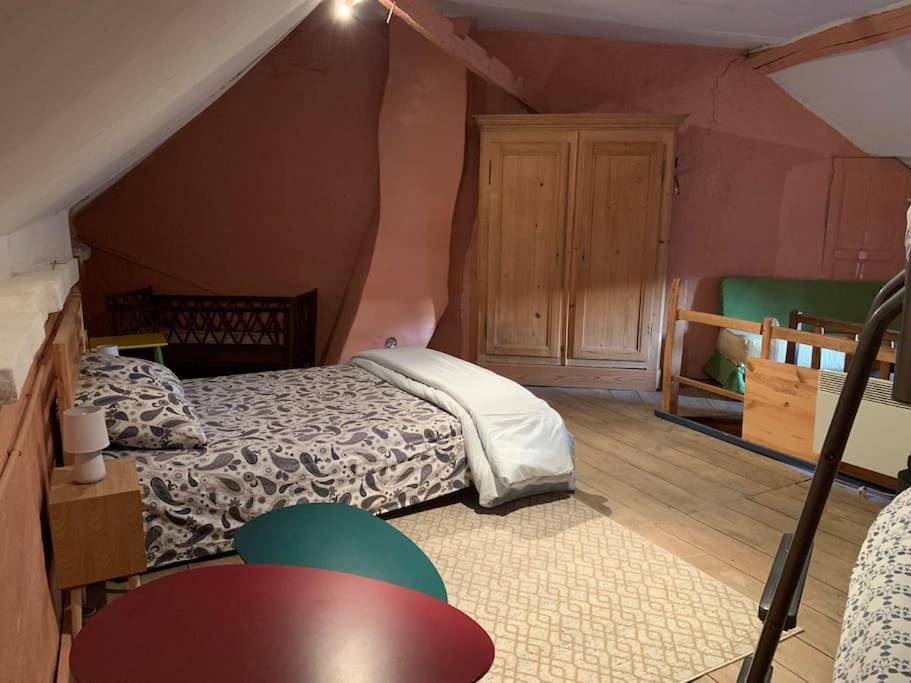 Photo of the whole room, Bedroom