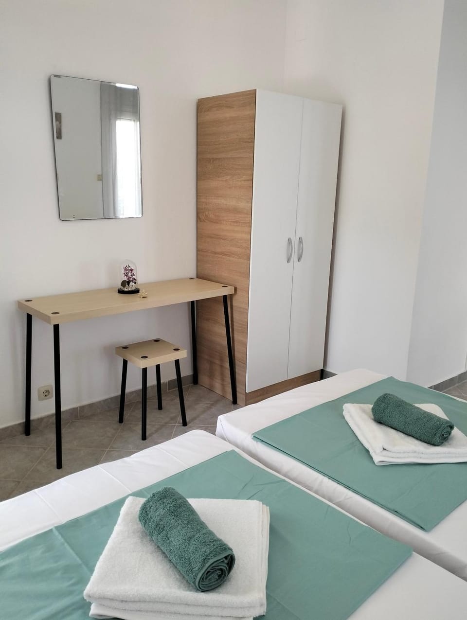 Bed, Photo of the whole room, Dining area, Bedroom, towels, wardrobe