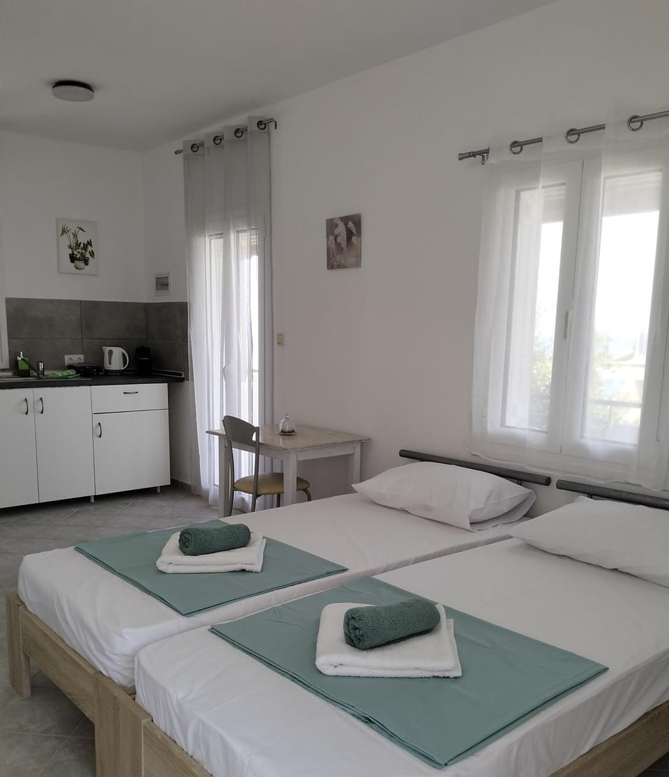 Bed, Kitchen or kitchenette, Photo of the whole room, Dining area, towels