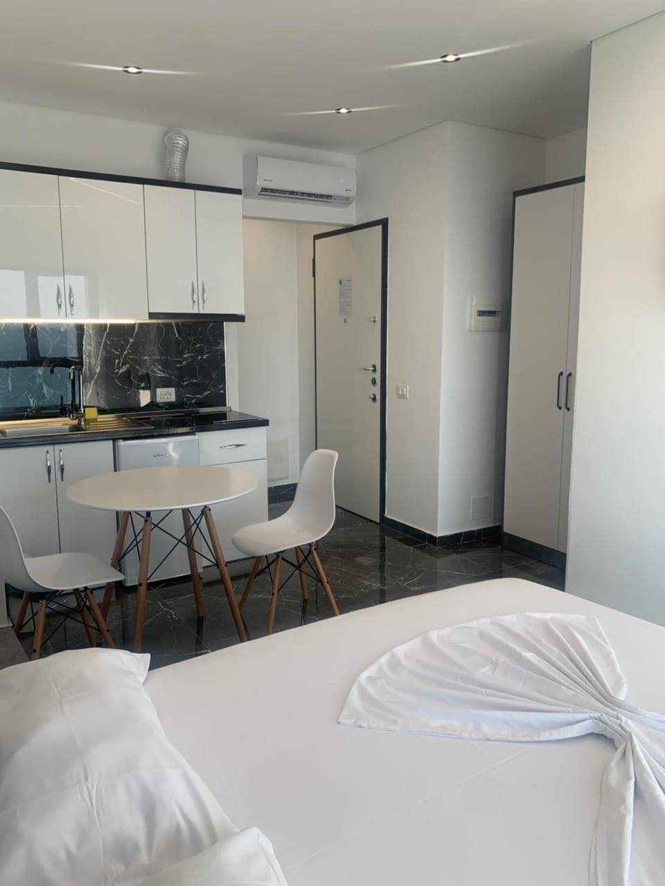 Bed, Kitchen or kitchenette, Photo of the whole room, Bedroom, air conditioner