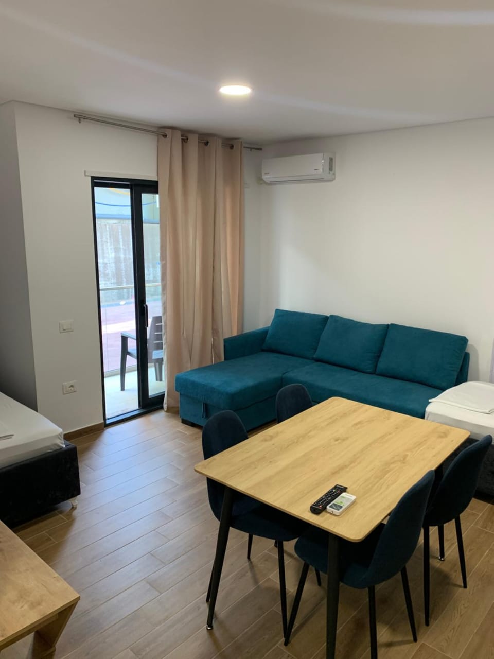 Bed, Living room, Seating area, Dining area, air conditioner