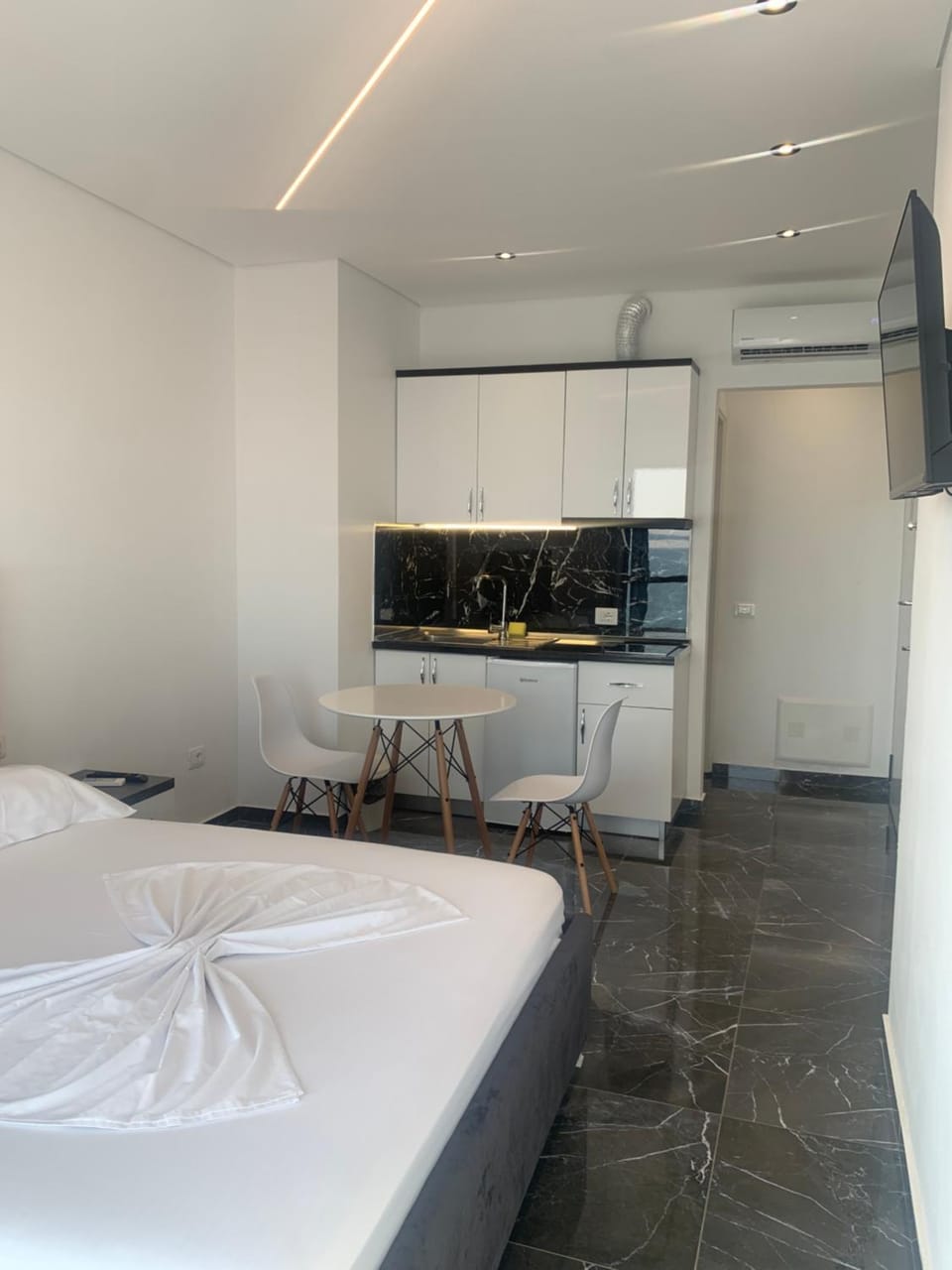 Bed, Kitchen or kitchenette, Photo of the whole room