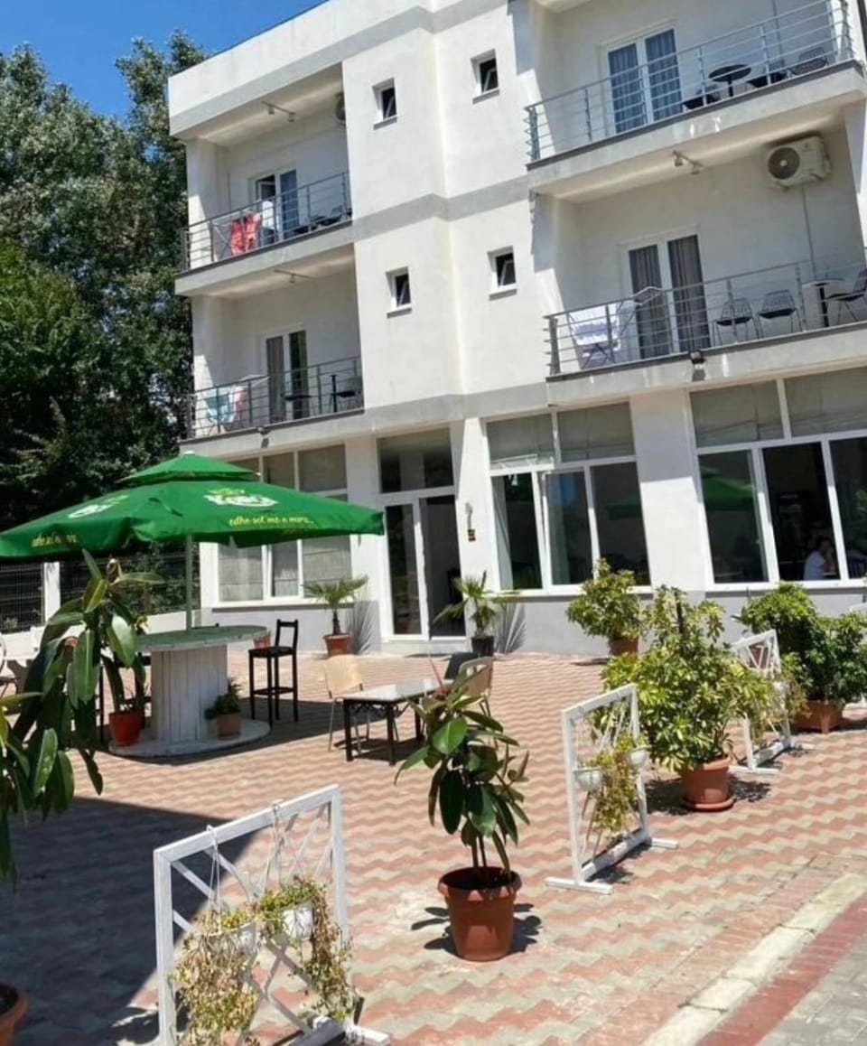 Kompleksi Tre Shqiponjat Apartment in Montenegro