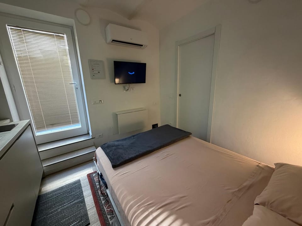 Bed, air conditioner