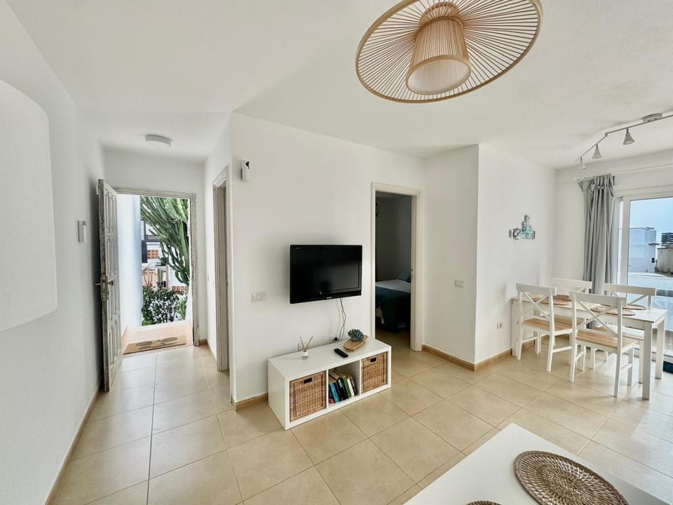 TV and multimedia, Living room, Seating area, Dining area