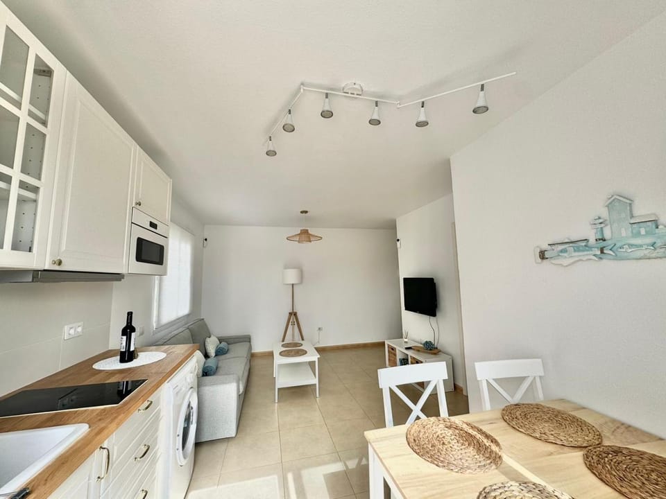 TV and multimedia, Kitchen or kitchenette, Dining area, stove