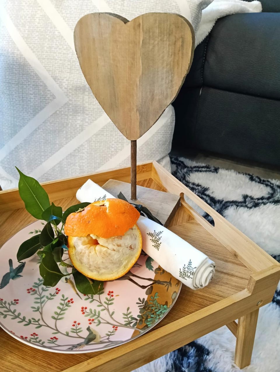 Living room, Food and drinks, Seating area, Food