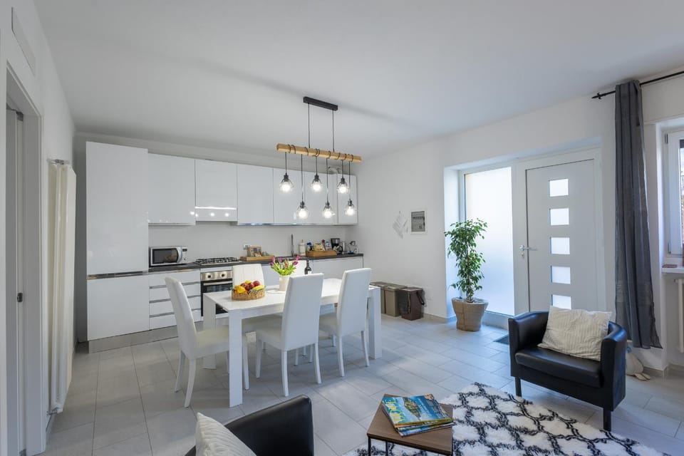 Kitchen or kitchenette, Living room, Seating area, Dining area, stove