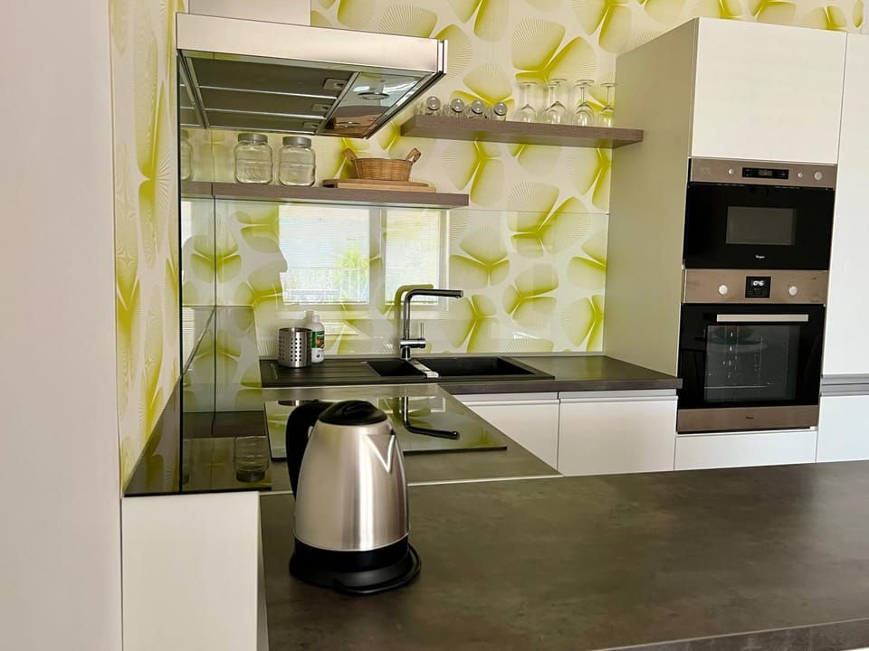 Coffee/tea facilities, Kitchen or kitchenette, oven, toaster
