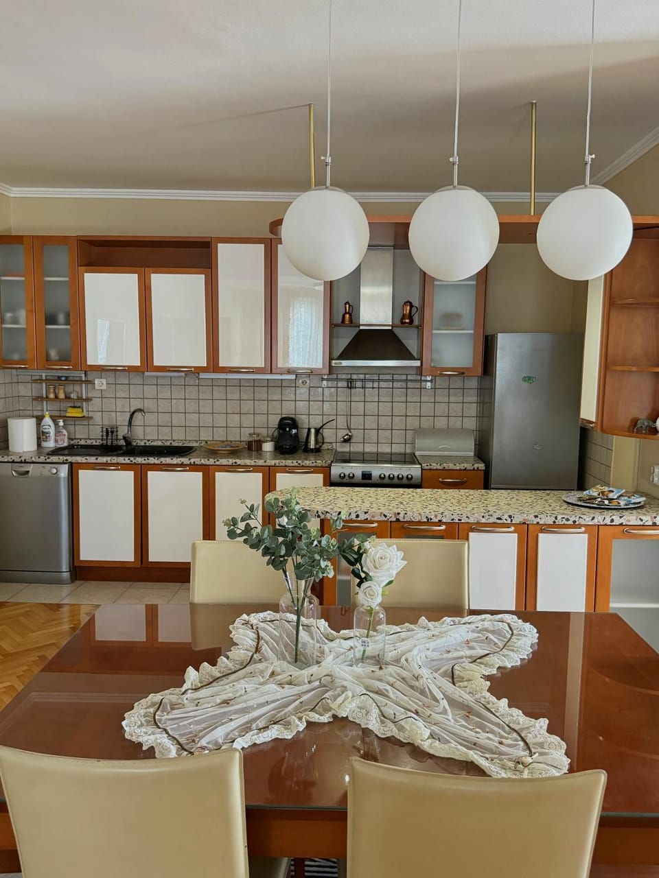 Kitchen or kitchenette, Dining area