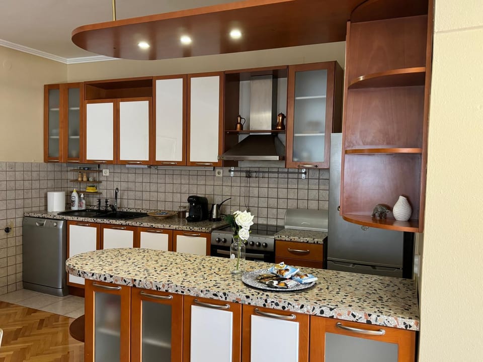 Kitchen or kitchenette, minibar