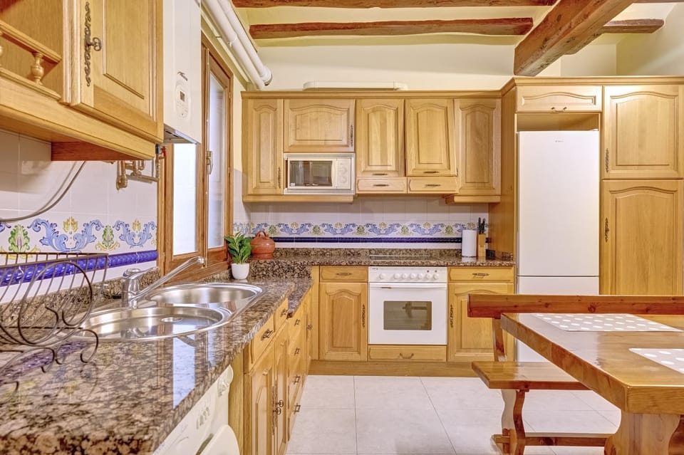 Kitchen or kitchenette, Dining area, oven, stove