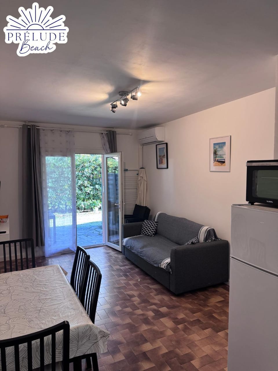 Living room, air conditioner