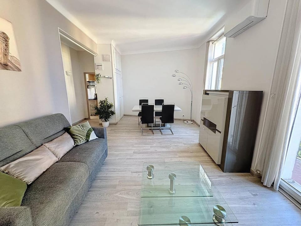 ROL2 - Beau 2 pièces avec balcon et vue mer latérale Apartment in Cannes