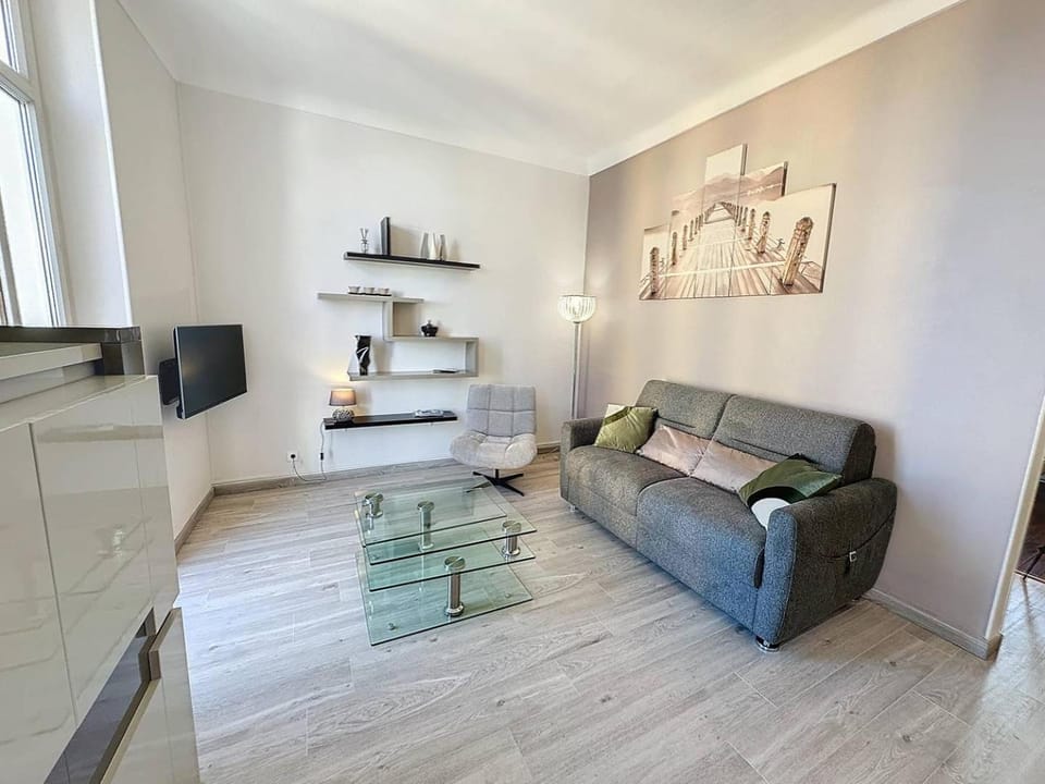 ROL2 - Beau 2 pièces avec balcon et vue mer latérale Apartment in Cannes