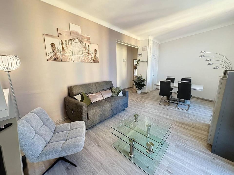 ROL2 - Beau 2 pièces avec balcon et vue mer latérale Apartment in Cannes