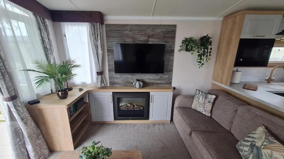 TV and multimedia, Kitchen or kitchenette, Living room, Seating area