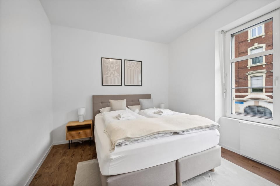 Bed, Photo of the whole room, Bedroom, Family, towels