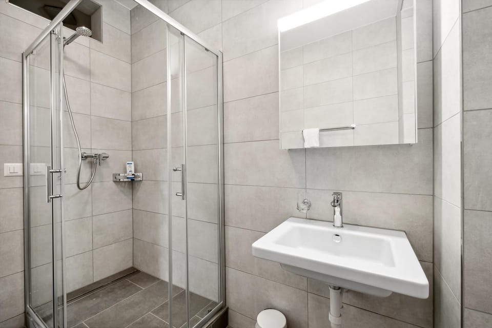 Shower, Toilet, Bathroom, towels