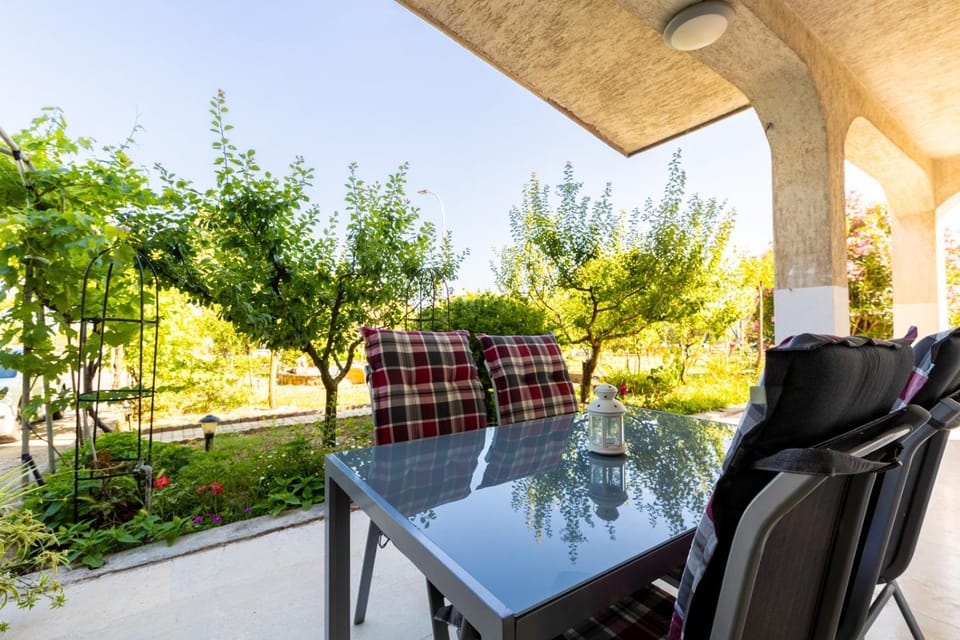 Garden, Seating area, Dining area, Garden view