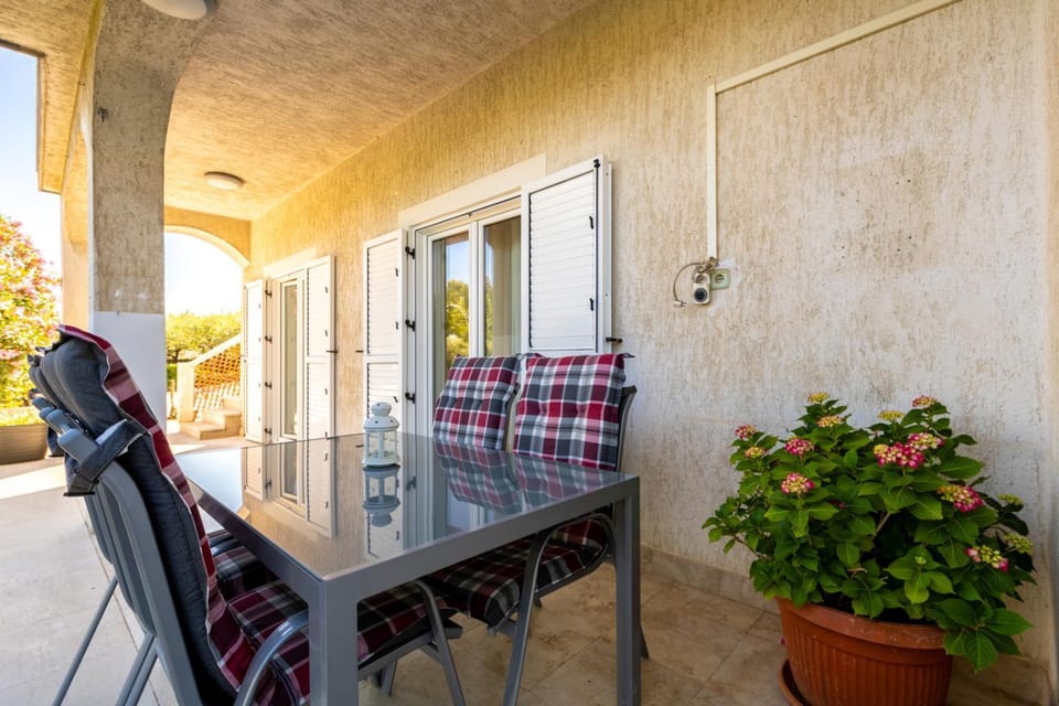 Day, Balcony/Terrace, Seating area, Dining area