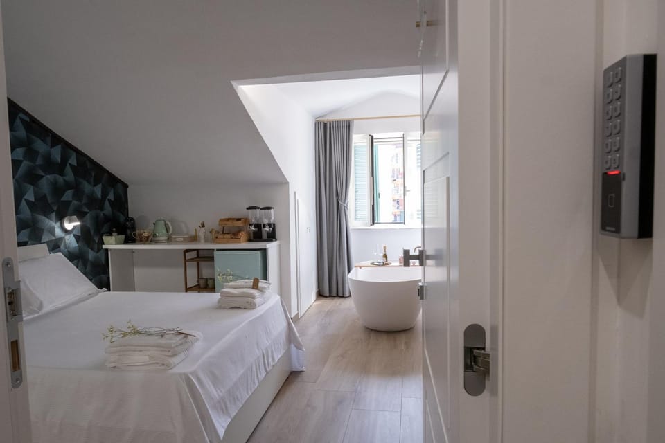 Photo of the whole room, Bedroom, towels