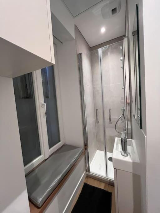 Shower, Bathroom, bidet, towels