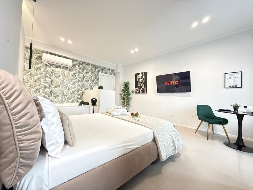Bed, TV and multimedia, Photo of the whole room