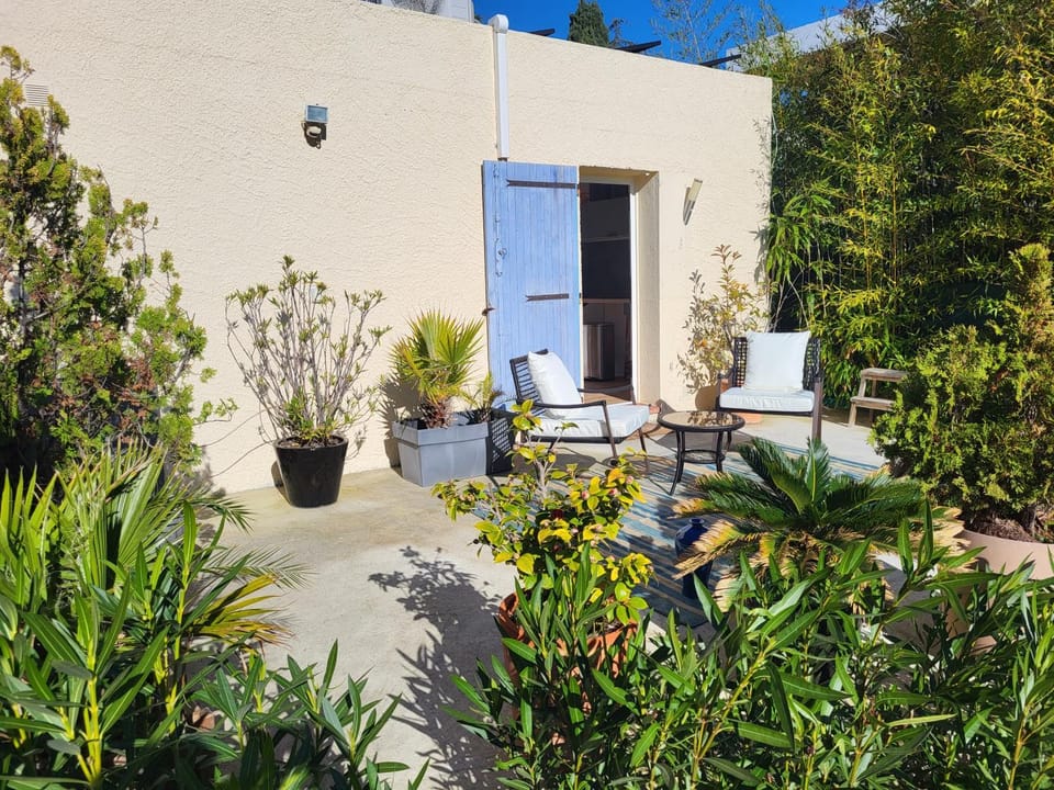 Studio indépendant avec terrasse à Juan les Pins Bed and Breakfast in Antibes
